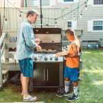 Familie afslapper hjemme weekend