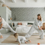 Rolig morgenrutine familie hjem